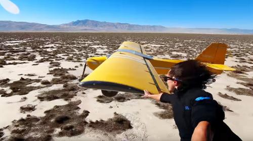 Video: un atrevido agarra el ala de una avioneta en pleno vuelo