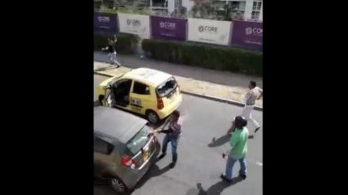 Taxistas destruyen un carro pensando que era Uber