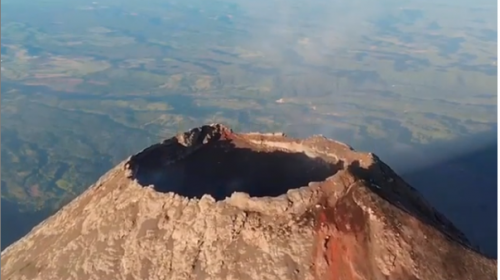 El sorprendente sobrevuelo de un dron sobre el volc&aacute;n de Fuego