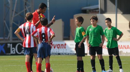El noble gesto de un &aacute;rbitro para que un joven jugara la final