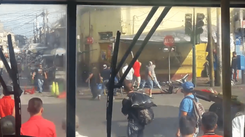 Video: taxistas y motoristas se enfrentan en la zona 1