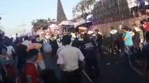 Video: PMT y PNC se enfrentan a vendedores en Escuintla