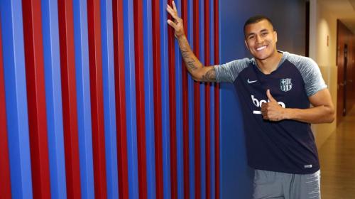 El FC Barcelona hace oficial el fichaje del defensa colombiano