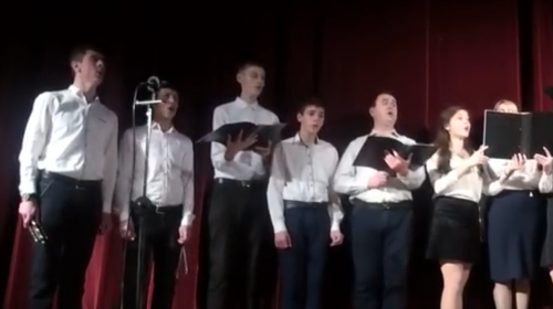 Cantante se desmaya y el coro continúa la presentación