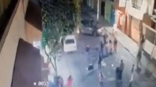 México: Conductor de taxi embiste a grupo mientras rompían piñata