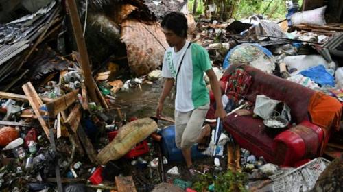 Indonesia eleva a 373 los muertos por el tsunami