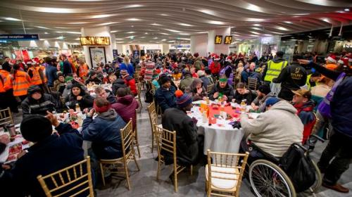 Estaci&oacute;n de tren ofrece cena navide&ntilde;a a personas sin hogar