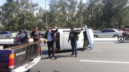 Carro choca, vuelca y complica el tr&aacute;nsito en Perif&eacute;rico