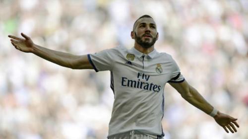 Karim Benzemá dispara una Ak-47 de oro