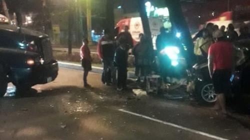 Accidente entre tráiler y carro bloqueó la calzada Roosevelt