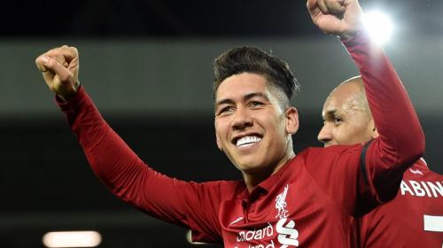 Firmino hace un triplete y uno de sus goles da la vuelta al mundo