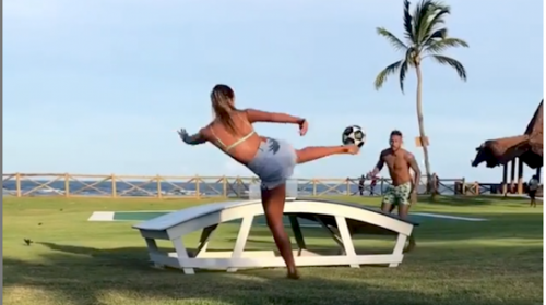 La bella futbolista que retó a Neymar y le ganó en el "tenisfut"