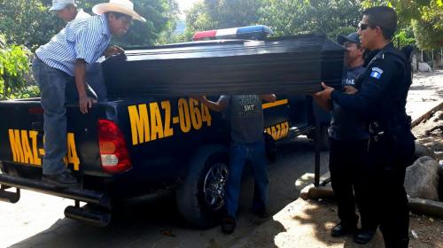 La noble acci&oacute;n de agentes de la PNC al trasladar un ata&uacute;d