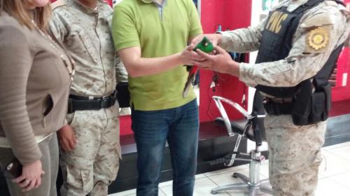 Rescatan a un quetzal que ingresó en un salón de belleza en la zona 16