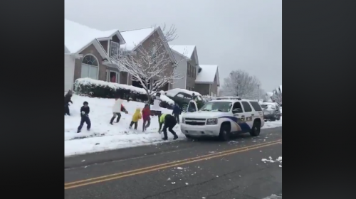 El video de policías en Canadá que juegan con nieve se hace viral
