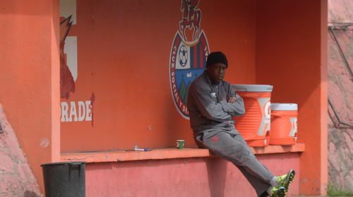 Hernán Medford no sólo piensa en su debut, también en el clásico