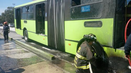 Unidad del Transmetro se incendia en la Avenida Bolivar 