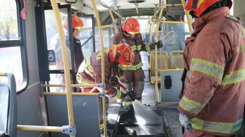 Esta fue la causa del incendio dentro de un Transmetro en la Bol&iacute;var