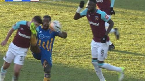 Tremenda patada que envi&oacute; a este jugador directo al dentista