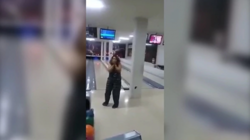 El terrible e insólito primer lanzamiento de una mujer en el boliche 