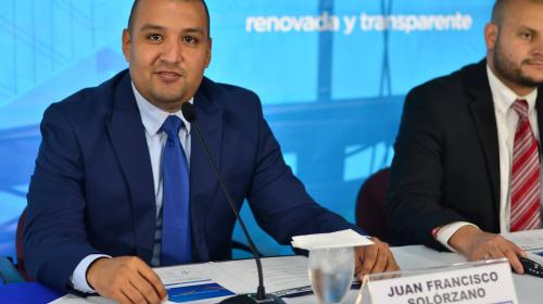 Solórzano Foppa no está destituido, jugaba fútbol