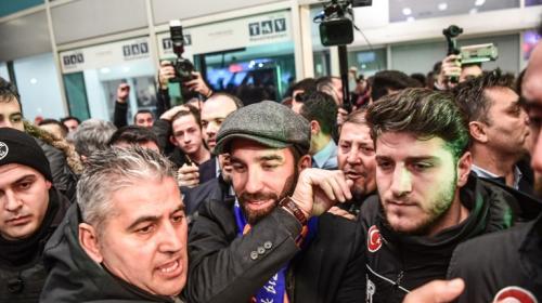 Gas lacrim&oacute;geno y peleas tras el arribo de Arda Turan a Turqu&iacute;a