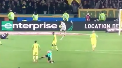 &iexcl;Ins&oacute;lito! &Aacute;rbitro da una patada a un jugador y lo expulsa del partido