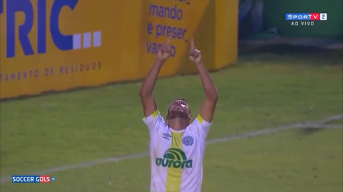 Jugador del Chapecoense llora al anotar tras la tragedia en Colombia