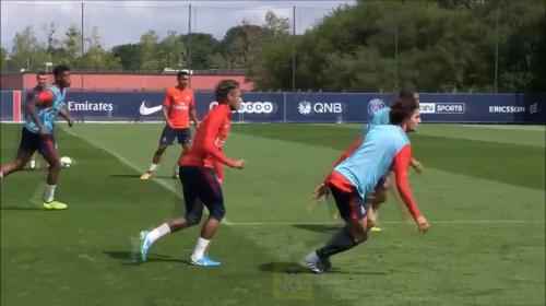 Neymar regala un recital de ca&ntilde;os en el entrenamiento del PSG