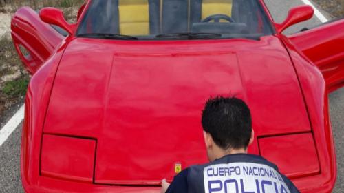 Atrapan a estafador que modificó su carro para venderlo como Ferrari