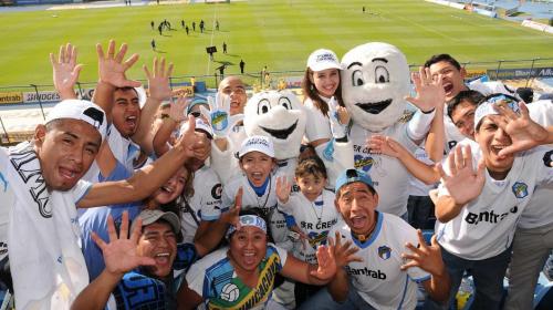 Aficionado coloca manta en el entreno de Comunicaciones 