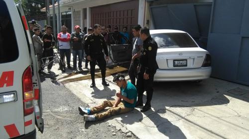 Asalto en colonia Mariscal termina con auto empotrado y dos capturas