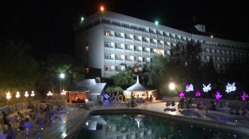 Video: rehenes de un hotel escaparon por el balcón atando sábanas