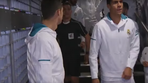 Cristiano Ronaldo bromea con un ni&ntilde;o sobre Lionel Messi