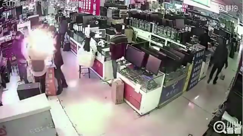 Un hombre muerde un iPhone y el tel&eacute;fono explota