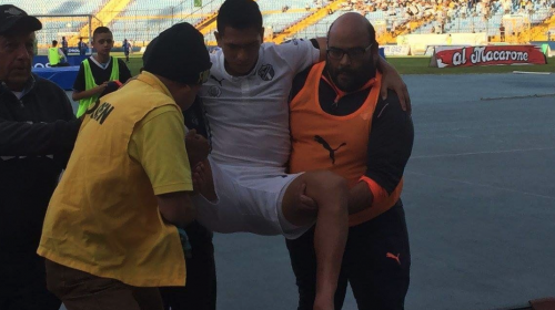 Rafa Morales se lesiona y lo sacan del campo en brazos