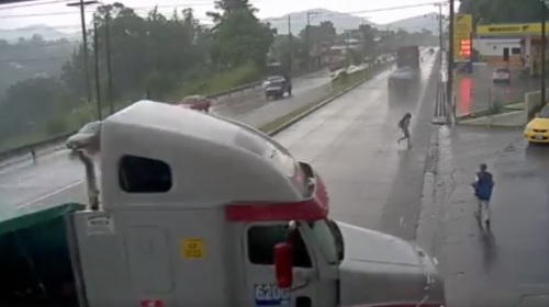 Video: peat&oacute;n muere arrollado por tr&aacute;iler en la ruta al Atl&aacute;ntico