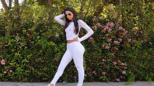 Expulsan de avi&oacute;n a una sensual modelo tras discutir con una azafata