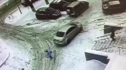 Video: autom&oacute;vil retrocede y atropella a un ni&ntilde;o