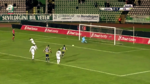 Quiso burlarse del portero, pero ejecut&oacute; el peor penal del mundo