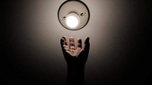 ¿Por qué es más cara la "luz" en Guatemala que en otros países?