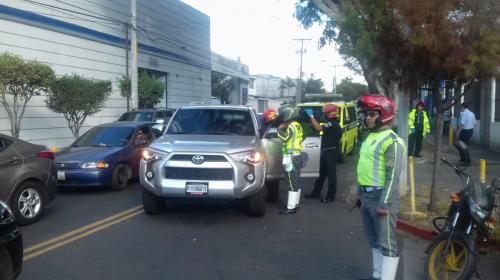 Conductora en aparente estado de ebriedad se quedó dormida en zona 9
