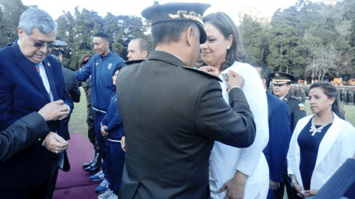 Ejército condecora a Canciller luego de que ella se quejó de la CICIG