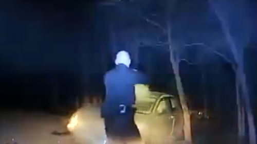 Video: fugitivo intenta apu&ntilde;alar a polic&iacute;a tras persecuci&oacute;n