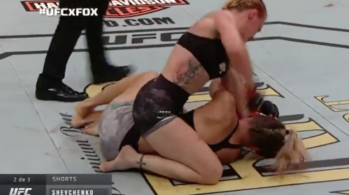 &Aacute;rbitro de la UFC esper&oacute; 230 golpes para detener una brutal pelea