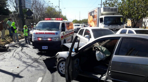 Aparatoso accidente complica la movilidad en la Atanasio