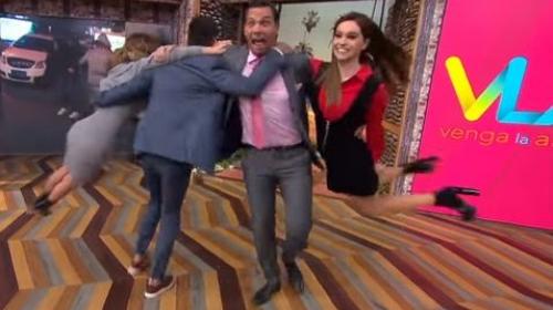 Video: presentadora de televisión sufre caída durante un reto viral