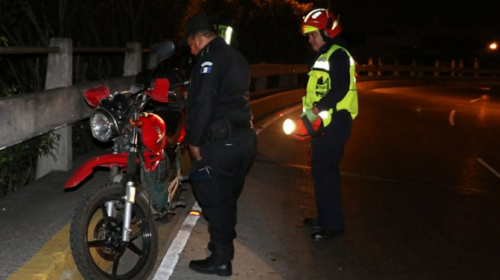 Fatal accidente: motorista choca y cae del puente de la Castellana