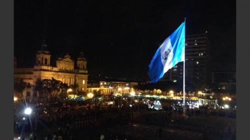 Arz&uacute; condecora a cadetes que resguardaron la bandera durante protesta