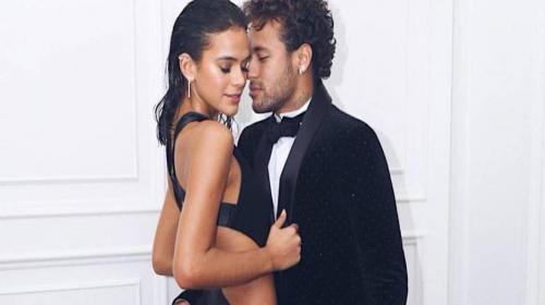 Con un sensual disfraz de carnaval, novia de Neymar le rinde homenaje